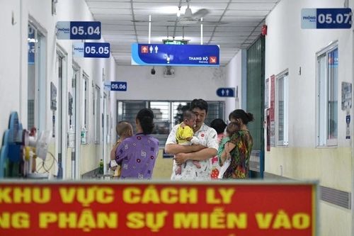 Các bệnh viện thực hiện cách ly trẻ mắc tay chân miệng. Ảnh: Khương Nguyễn.