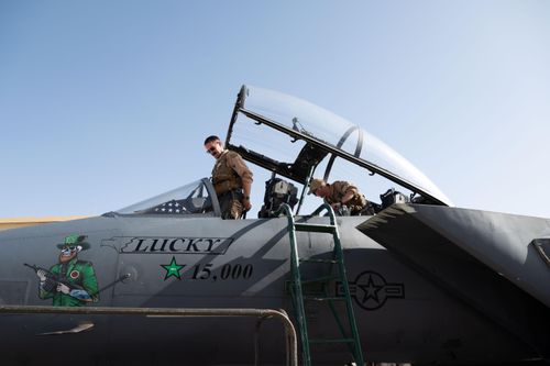  Phi công phóng từ ghế thoát hiểm chịu lực ép kinh hoàng lên tới 20G, khiến trọng lượng cơ thể tăng lên tương đương khoảng 1.800kg trong chưa đầy một giây. Ảnh: CENTCOM. 