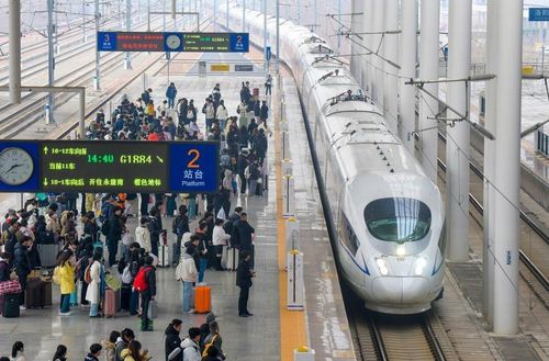 Hành khách chờ lên tàu tại ga tàu hỏa Lạc Dương Long Môn ở Lạc Dương, tỉnh Hà Nam, Trung Quốc, năm 2025.