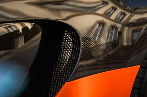  Đồng thời, màu sơn cam Tangerine đặc trưng của Bugatti cũng được làm mới cẩn trọng, tái hiện diện mạo tương phản mang tính biểu tượng của phiên bản kỷ lục tốc độ. 