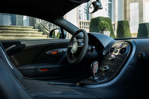  Khoang nội thất của chiếc Bugatti được phục hồi tỉ mỉ với toàn bộ bề mặt da được làm mới, trong khi ghế ngồi được khôi phục hình dáng và độ êm ái nguyên bản. 