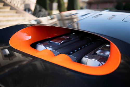  Bugatti Veyron Super Sport World Record Edition vẫn được trang bị động cơ W16 dung tích 8.0L với 4 bộ turbo, mang đến sức mạnh 1.200 mã lực và mô-men xoắn 1.500 Nm. 