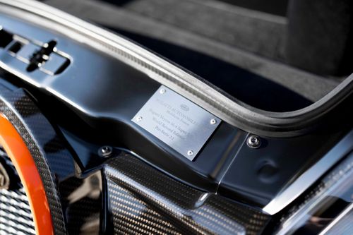  Bên dưới nắp capo là chứng nhận "Bugatti Veyron 16.4 Super Sport World Record Edition Pre-Serie 2.1". Kể từ năm 2010, chiếc xe này đã lăn bánh hơn 70.800 km, một con số vượt sức tưởng tượng đối với một mẫu hypercar. 