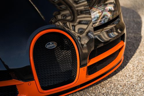  Ngoại thất chiếc siêu xe được phục hồi toàn diện với bề mặt carbon lộ thiên được hoàn thiện lại và phủ lớp clear-coat mới, mang đến độ bóng và chiều sâu như nguyên bản. 