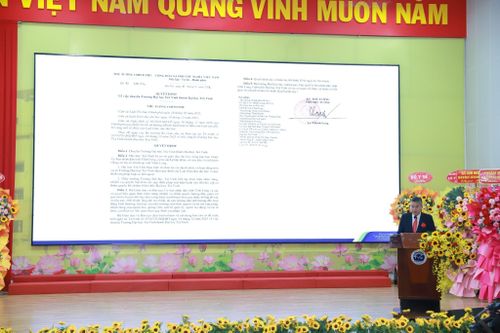  Lễ công bố quyết định chuyển đổi mô hình của Đại học Trà Vinh. Ảnh: FBNT. 