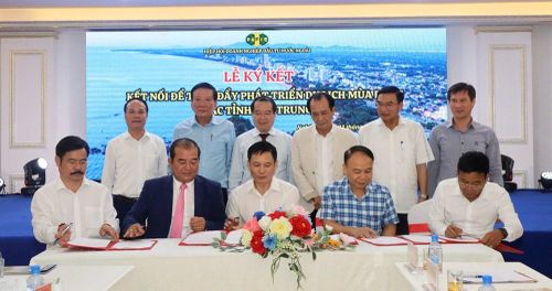 Các đại biểu ký kết thúc đẩy phát triển du lịch mùa đông các tỉnh Bắc Trung Bộ