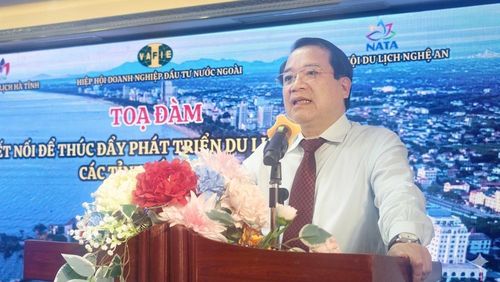 Ông Hà Văn Siêu, Phó Cục trưởng Cục Du lịch quốc gia trình bày tham luận về quy hoạch phát triển du lịch các tỉnh Bắc Trung Bộ. Ảnh: Ngọc Ánh