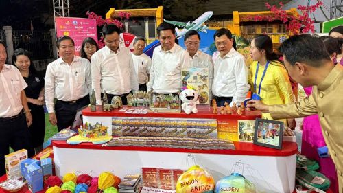 Gian hàng chung của TP. Đà Nẵng tập trung giới thiệu hình ảnh điểm đến thông qua ấn phẩm, sản phẩm đặc trưng và quà tặng du lịch