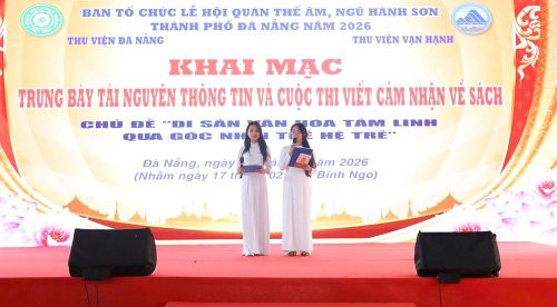 Các em học sinh trình bày cảm nhận về sách với chủ đề Di sản văn hóa tâm linh qua góc nhìn thế hệ trẻ