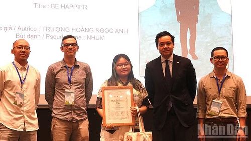 Trao giải Nhất cho tác giả Trương Hoàng Ngọc Anh.