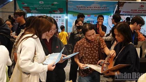Đông đảo độc giả yêu thích truyện tranh đến tham dự Liên hoan.