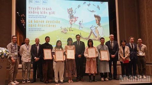 Các đại biểu chụp ảnh lưu niệm với các tác giả đoạt giải.
