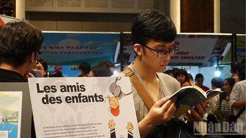 Một độc giả đọc truyện tranh tại không gian triển lãm.