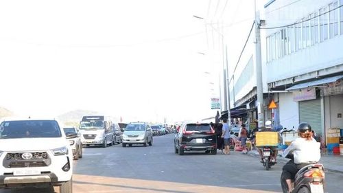 Con đường dẫn vào chợ Nại (phường Ninh Chử, tỉnh Khánh Hòa) đã được trải nhựa phẳng lì, thông thoáng, xe tải, ô-tô ra vào thuận tiện.