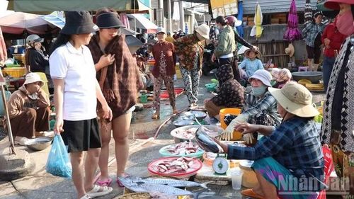 Du khách dễ cuốn vào nhịp chợ bởi những lời mời chào thân quen, nụ cười mặn mòi của người phụ nữ làng chài nơi đây.