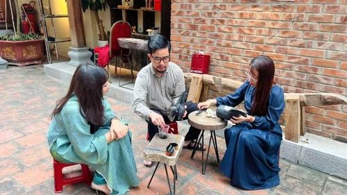 Cùng nghệ nhân trải nghiệm nghề sơn mài tại Đình Hà Vĩ.