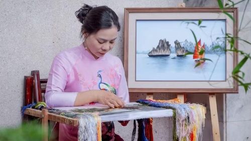 Nghệ nhân Nguyễn Thị Hằng đã có nhiều sáng tạo để tinh hoa nghề gần gũi hơn với công chúng.