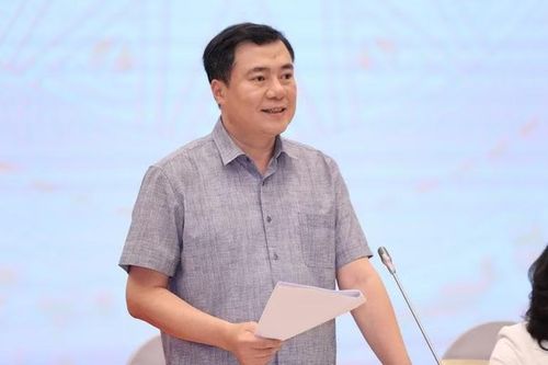 Thứ trưởng Công thương Nguyễn Sinh Nhật Tân trả lời câu hỏi của các nhà báo. (Ảnh: VGP/Nhật Bắc)