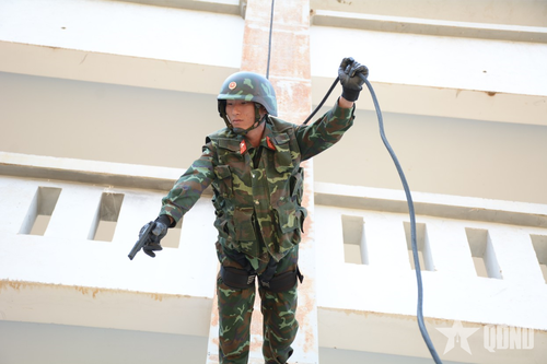  Vừa quăng mình tụt dây từ trên cao, vừa bắn súng tiêu diệt địch.