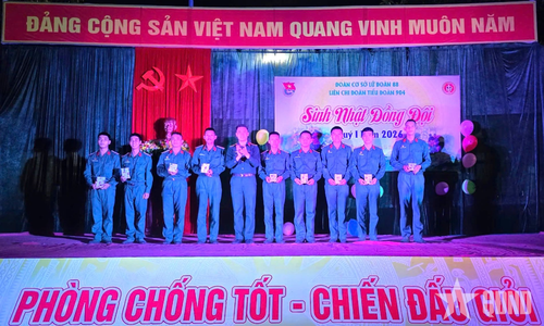  Tổ chức sinh nhật đồng đội cho chiến sĩ mới tại Tiểu đoàn 904, Lữ đoàn Phòng hóa 88. 
