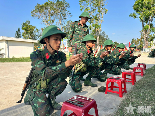  Chiến sĩ mới tích cực luyện tập kỹ thuật chiến đấu bộ binh. 