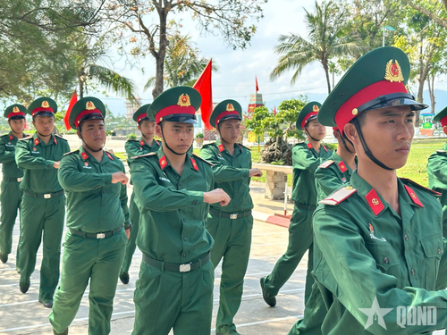  Tinh thần nghiêm túc, hăng say trong luyện tập điều lệnh đội ngũ của chiến sĩ mới Lữ đoàn Phòng hóa 88.