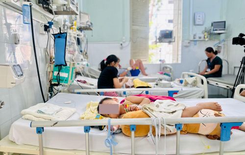 Bệnh nhi điều trị tay chân miệng tại Bệnh viện Nhi đồng 1