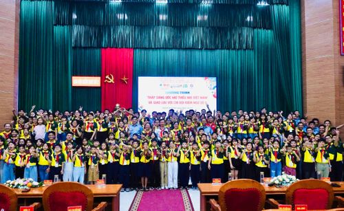 Các em học sinh chụp hình lưu niệm với lực lượng kiểm ngư