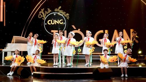 Nhóm Thiếu nhi Sơn Ca biểu diễn ca khúc "Bác Hồ - Người cho em tất cả" trong chương trình Trò chuyện cùng thời gian, chủ đề "Hát từ thành phố mang tên Người". Ảnh: THÚY BÌNH
