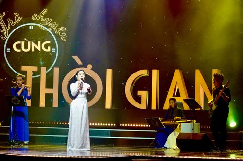 NSƯT Vân Khánh biểu diễn bài hát "Lời Bác dặn trước lúc đi xa". Ảnh: THÚY BÌNH