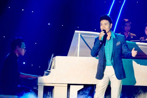 Ca sĩ Anh Bằng biểu diễn bài "Dòng sông hát". Ảnh: THÚY BÌNH