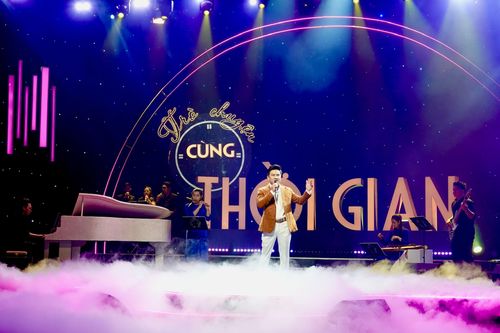 NSƯT Phạm Thế Vĩ biểu diễn bài hát "Hồ Chí Minh đẹp nhất tên Người". Ảnh: THÚY BÌNH
