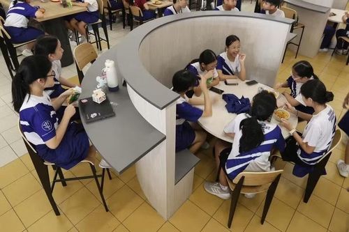 Học sinh Singapore học và trò chuyện tại nhà ăn.