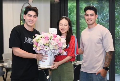 Eric Kahl sinh ra và lớn lên tại Thụy Điển, có mẹ là người Thái và cha là người Thụy Điển.