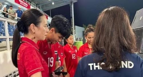 "Cầu thủ khoác áo đội tuyển Thái Lan nên có dòng máu Thái", trang BallThai dẫn lời bà Lamsam (còn được gọi là Madam Pang).