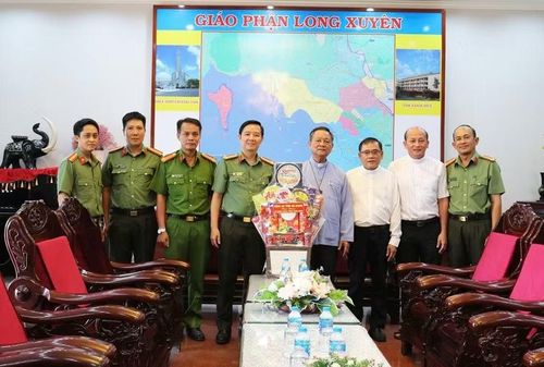 Đoàn công tác Công an tỉnh An Giang thăm, chúc mừng và tặng quà nhân dịp Lễ Phục sinh tại Tòa Giám mục Giáo phận Long Xuyên.