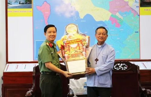 Đại tá Lê Phú Thạnh, Phó Giám đốc Công an tỉnh An Giang, tặng quà nhân dịp Lễ Phục sinh tại Tòa Giám mục Giáo phận Long Xuyên.