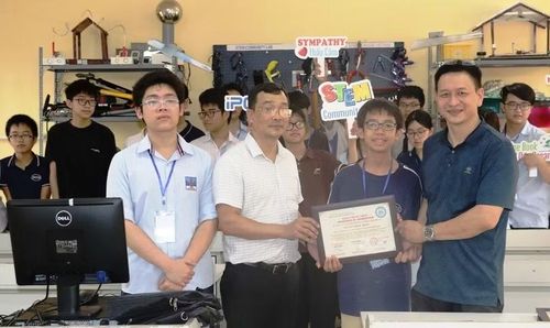 Ông Lê Văn Hùng (áo trắng đeo kính), Hiệu trưởng Trường THCS Xuân Dương cùng trao giấy chứng nhận cho các bạn học sinh tham gia đóng góp cho dự án STEM Community Lab.