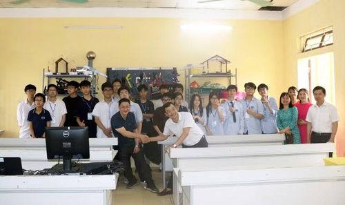 Trường THCS Xuân Dương đón nhận thiết bị phòng thí nghiệm từ dự án.