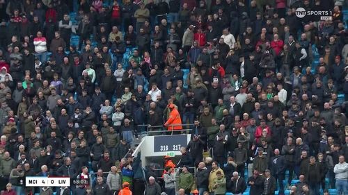 Các cổ động viên Liverpool được nhìn thấy rời khỏi sân Etihad chỉ sau chưa đầy 60 phút.