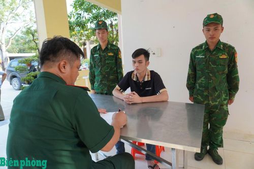 Một đối tượng tổ chức cho người khác xuất cảnh trái phép bị bắt giữ tại Đồn Biên phòng cửa khẩu Mỹ Quý Tây. Ảnh: Đơn vị cung cấp