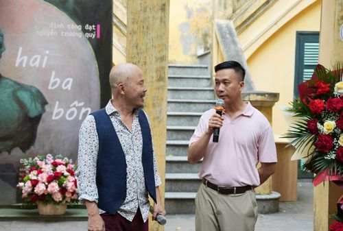 Hai nghệ sĩ Đinh Công Đạt và Nguyễn Trương Quý chia sẻ tại buổi khai mạc triển lãm “Hai Ba Bốn...". Ảnh: Thanh Bình