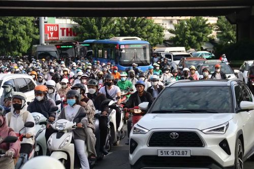 Xe buýt "chen chân" giữa dòng phương tiện trên quốc lộ 13. Ảnh: H.H