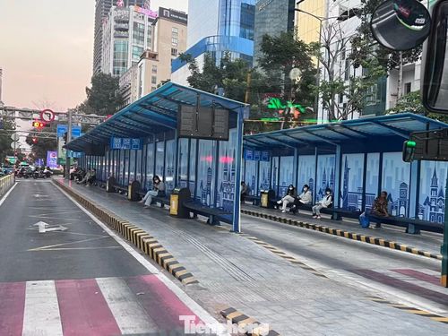 Khu vực trung tâm TPHCM đang được bố trí nhiều trạm dừng, nhà chờ xe buýt để phục vụ hành khách. Ảnh: Uyên Phương