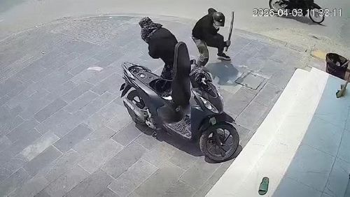 Hình ảnh người phụ nữ bị tấn công bất ngờ ở Nghệ An. Ảnh cắt từ clip.