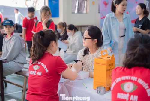 Rất đông các bạn sinh viên, đoàn viên thanh niên tới tham gia chương trình hiến máu.