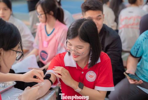 Thành viên Câu lạc bộ hiến máu tình nguyện Trường Đại học Nghệ An tham gia hiến máu tại chương trình.