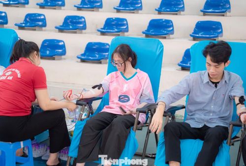 Tiếp nối thành công của đợt 1 với 226 đơn vị máu, chương trình lần 2 tiếp tục ghi nhận 143 đơn vị máu được hiến tặng. Những con số ấy không chỉ phản ánh quy mô của chương trình mà còn là minh chứng rõ nét cho tinh thần nhân văn, nghĩa tình của cán bộ, sinh viên Trường Đại học Nghệ An.