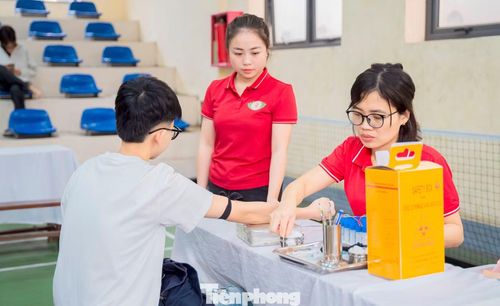 Các y, bác sĩ Trung tâm Huyết học và truyền máu tỉnh Nghệ An nhiệt tình hỗ trợ công tác hiến máu.