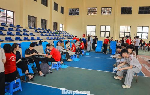  Không chỉ dừng lại ở một hoạt động phong trào, “Giọt hồng mùa Xuân” đã trở thành hành trình của sự sẻ chia và nhân ái. Từng giọt máu cho đi không chỉ mang ý nghĩa cứu người, mà còn thể hiện tinh thần trách nhiệm với cộng đồng của tuổi trẻ nhà trường. 